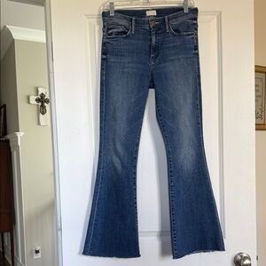 MOTHER The Weekender Fray Groovin' wash 28. Iconic style, on trend, excel cond.